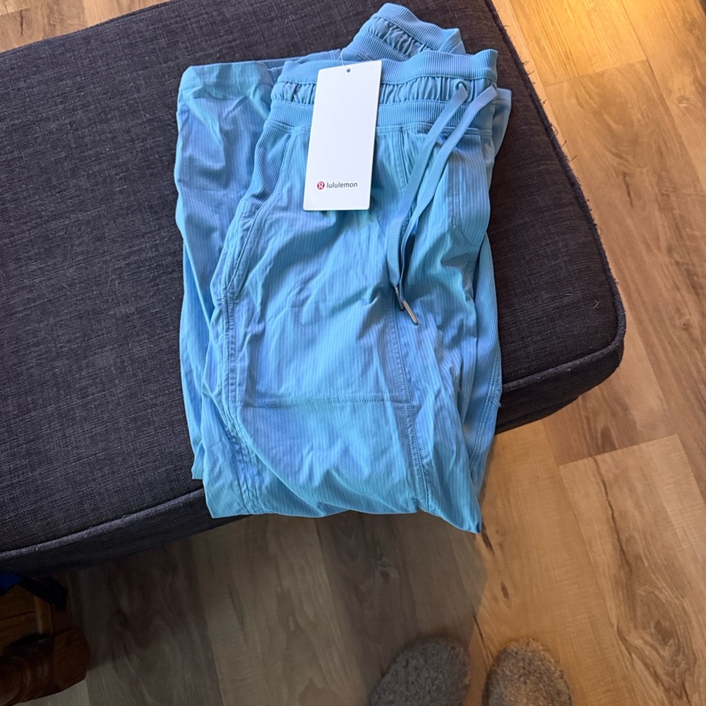 Lulu lemon athletica Blue Dance Studio Crop-Size 8 NWT